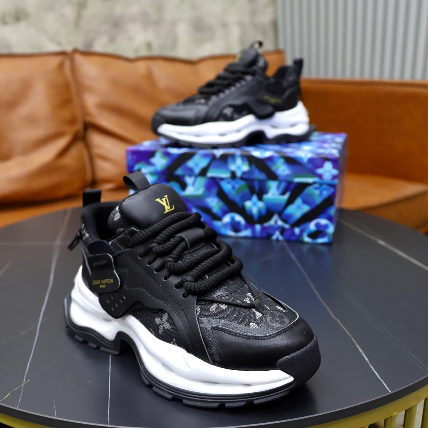 Ex-factory price: 600💰【LV】Louis Vuitton is a high-end brand of men's shoes, new model on the market, top luxury brand, the latest fashionable casual men's shoes, a trendy and versatile style, relaxed and sporty, with calfskin upper and ultra-fine workmanship. The original personalized fashionable rubber wear-resistant outsole is light and comfortable on the foot. Code number: 39-44 (45, 46 customized)